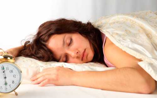 Головой на северозапад полезно спать пожилым людям это сделает их сон здоровым и полноценным